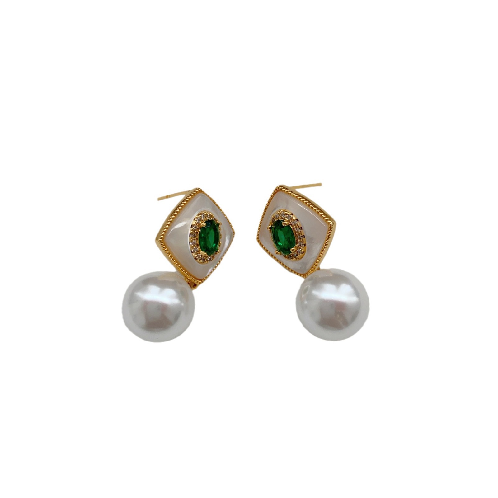 Aretes de perla de concha natural de moda de alta calidad aretes de concha en 2025 nuevos aretes de estilo de moda