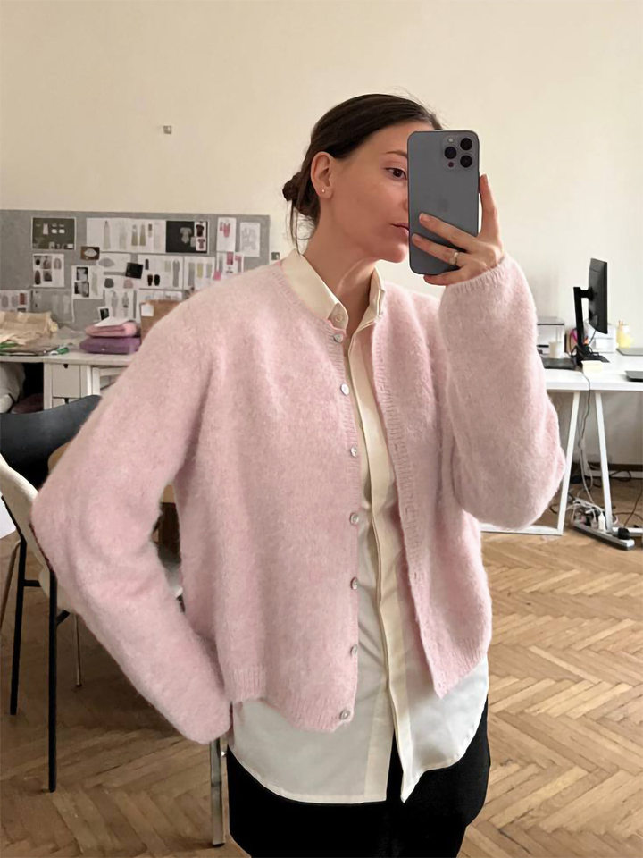 Áo khoác cardigan len nữ dáng rộng một hàng cúc, chất liệu dệt kim mềm mại, phong cách thanh lịch — Màu hồng nhạt (hàng có sẵn), Màu xanh lá cây (có hàng), Màu xanh ô liu (đốm), Màu xanh đậm (Còn hàng) chi tiết 12