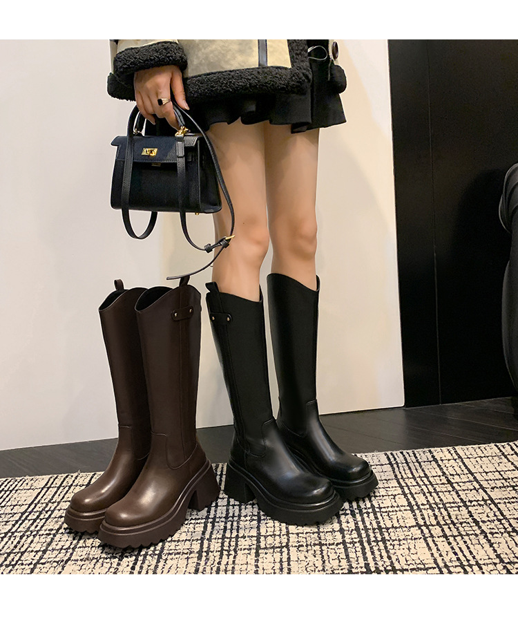 Boot nữ cổ cao mũi tròn gót vuông dày 9 cm, phong cách kỵ sĩ V-cut — Ống lớn màu nâu sẫm lót một lớp chi tiết 24