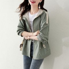 ショートジャケットの女性の背が高いです。