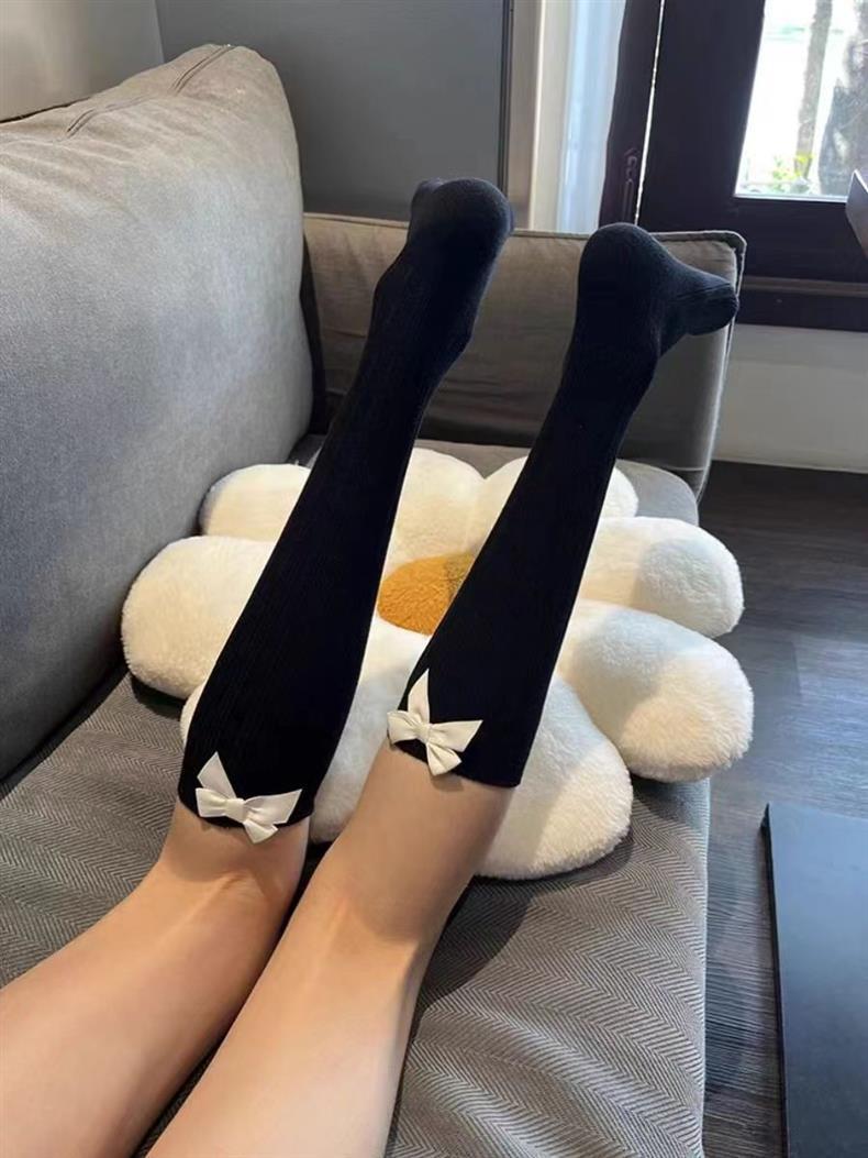 Bílá postava na zádech, mašlička hee, caf breathabe ponožky, kolena JK stye Instagram sim a roztomilé koláčové ponožky_voghion.com