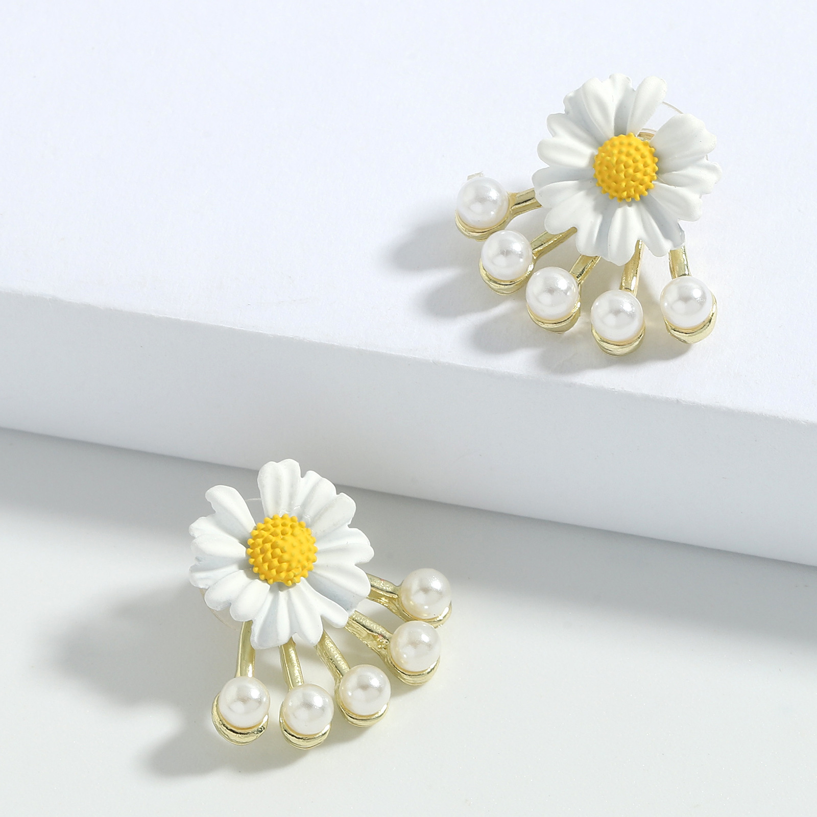 Mode Blume Eingelegte Perlen Farbige Blütenblätter Ohrringe display picture 4