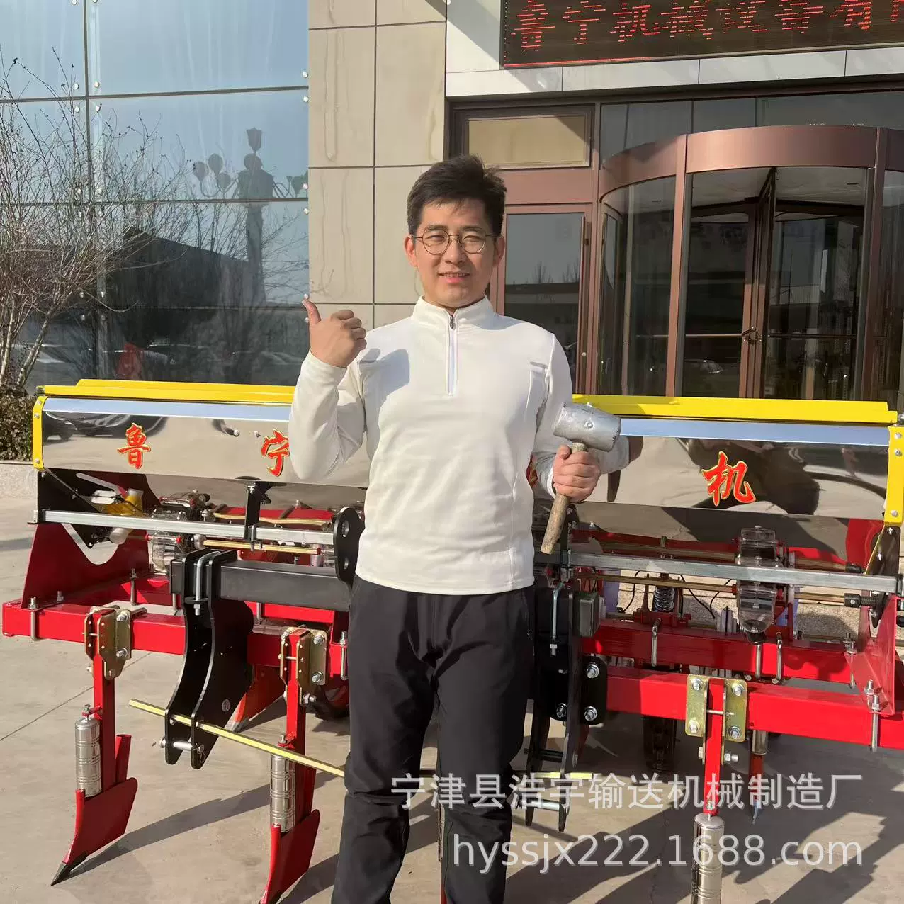 Полностью взвешенная кукурузная сеялка может достигать 15 см вверх и вниз