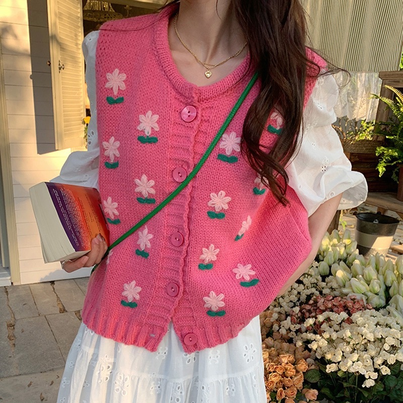 Cute fuchsia knitted vest flower-shaped