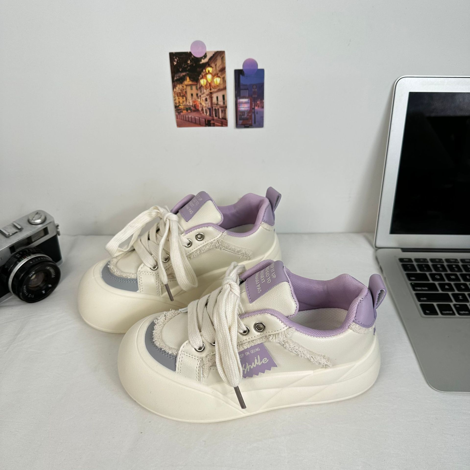 Yuanbo2025 primavera de zapatos de skate de altura de suela gruesa para estudiantes de estilo coreano, zapatos blancos de nicho, zapatos de moda