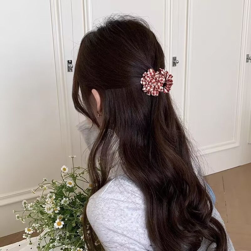 物語の中の小さな黄色い花のクリップ、甘いチェック柄のヘアクリップ、後頭部の半分に結ばれた小さなヘアクリップのヘッドバンド|undefined