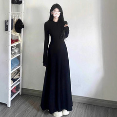 赫本風の黒い長袖のワンピースの子供は朝初秋の冬のフランスの気質を収めて腰の中で底の長いスカートを掛けます。
