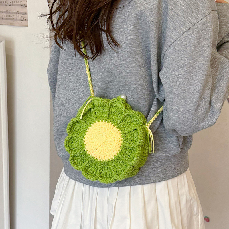 Gebreide katoenen dames schoudertas in frisse stijl, klein model, nieuw, handgemaakt, afgewerkt met een bloemmotief (2025)._voghion.com