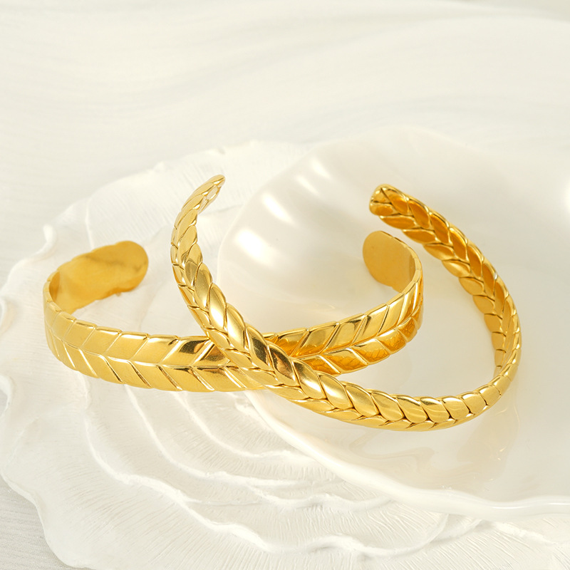 Personalidad tendencia de moda de acero de titanio brazalete de apertura mujer INS viento exagerado irregular C brazalete al por mayor en stock