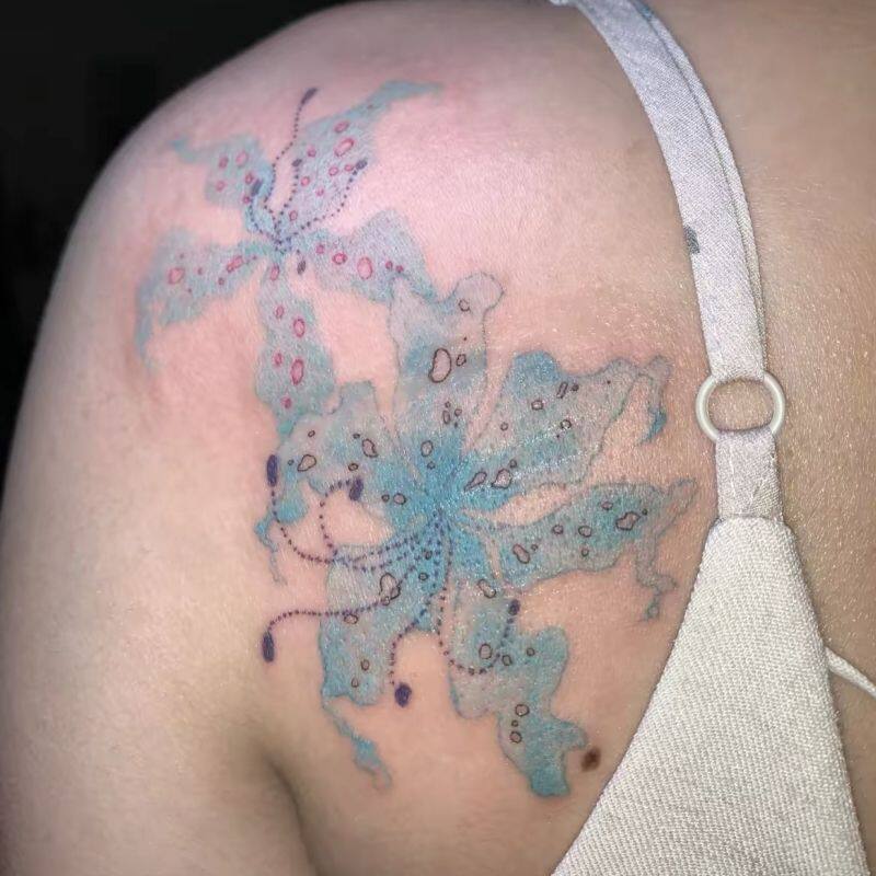 Blue Lily Flower Tattoo Arm Sticker, Fresh and Aesthetically Pleasing, Long-Lasting, Sweet and Cool, Waterproof, Realistic Fake Tattoo for Trendy Girls Blue Lily Flower Tattoo Arm Sticker, Fresh and Aesthetically Pleasing, Long-Lasting, Sweet and Cool, Waterproof, Realistic Fake Tattoo for Trendy Girls