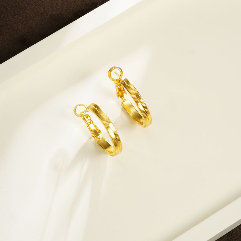 Aretes de oro antiguo transfronterizo lujoso ligero brillo simple aretes de aretes de diseño universal no se desvanecen joyerías al por mayor