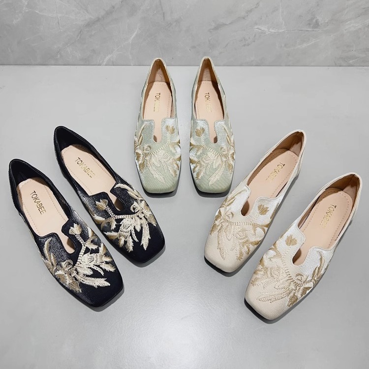 Guofeng nuevo estilo chino de cabeza cuadrada plana con una sola zapatilla 2025 nuevo tamaño grande con suela suave cheongsam zapatos retro bordados frijoles zapatos de marioneta