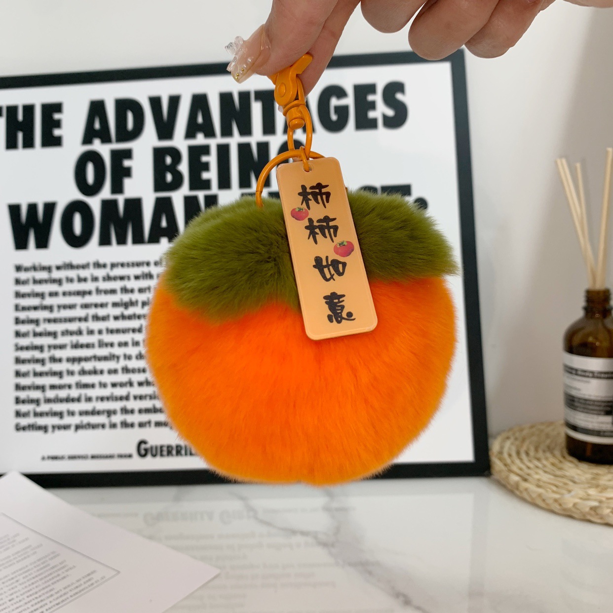 Las cosas buenas suceden pequeños caqui llavero de automóvil colgantes en bolsas de regalo de cumpleaños lindas peluche bolsas colgantes