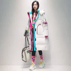 ヨーロッパ駅潮牌白鴨ダウンジャケット女2024冬の洋気ゆるい顔が膝を越えて長い衝突色のパン服