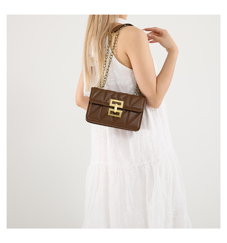 A stylish commuter diamond-patterned lock buckle small square bag, a versatile commuter single-shoulder bag, a new 2024 model, a women's crossbody bag undefined