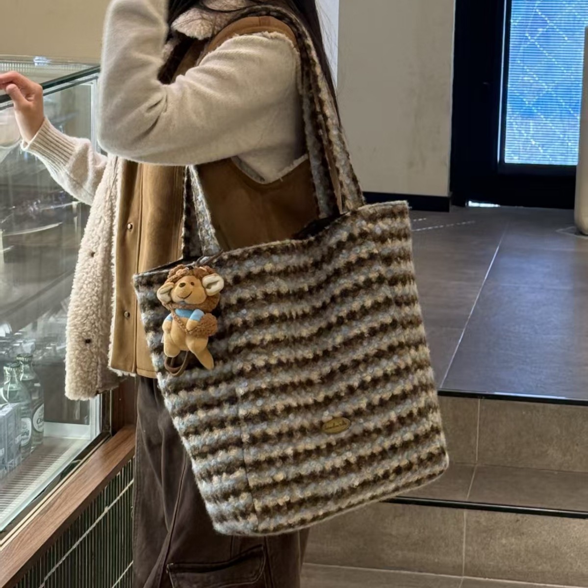 2025 Winter New Sea Salt Striped Lamb Stuffed Tote Outing Women's Bag Large Capacity College Shoulder Commuting Bag