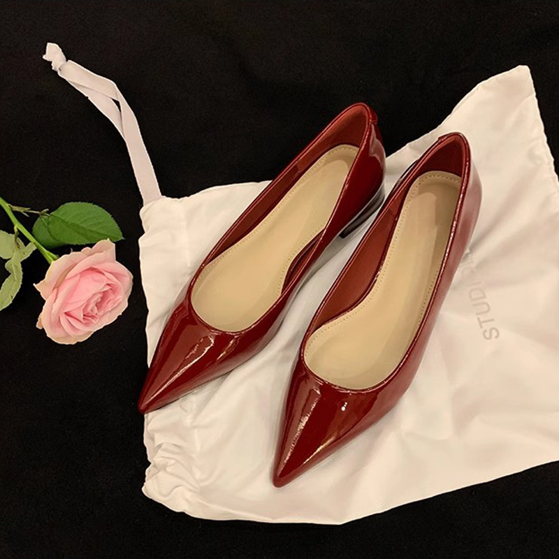 Nuevo temperamento de primavera de grapas de la madre, pequeñas puntas de cabeza, fácil viaje, simple y delgada zapatos de tacón bajo para mujeres de primavera y otoño