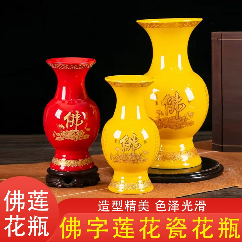 Керамическая цветочная ваза перед Буддой