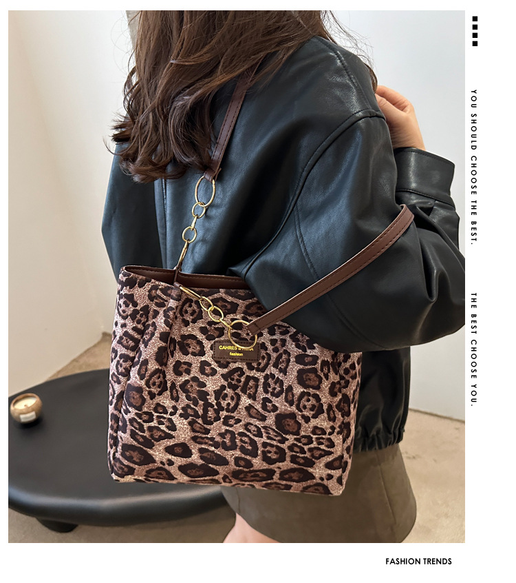 A new velvet leopard print single-shoulder bag and hand-held tote bag for women's casual commuting in autumn and winter 2024 details Picture