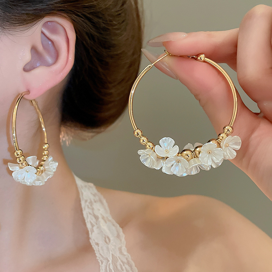 Pendientes de aguja plateados con pétalos de perlas con incrustaciones de diamantes y borlas, pendientes de tuerca de lujo ligeros y de alta gama con un diseño elegante y versátil.