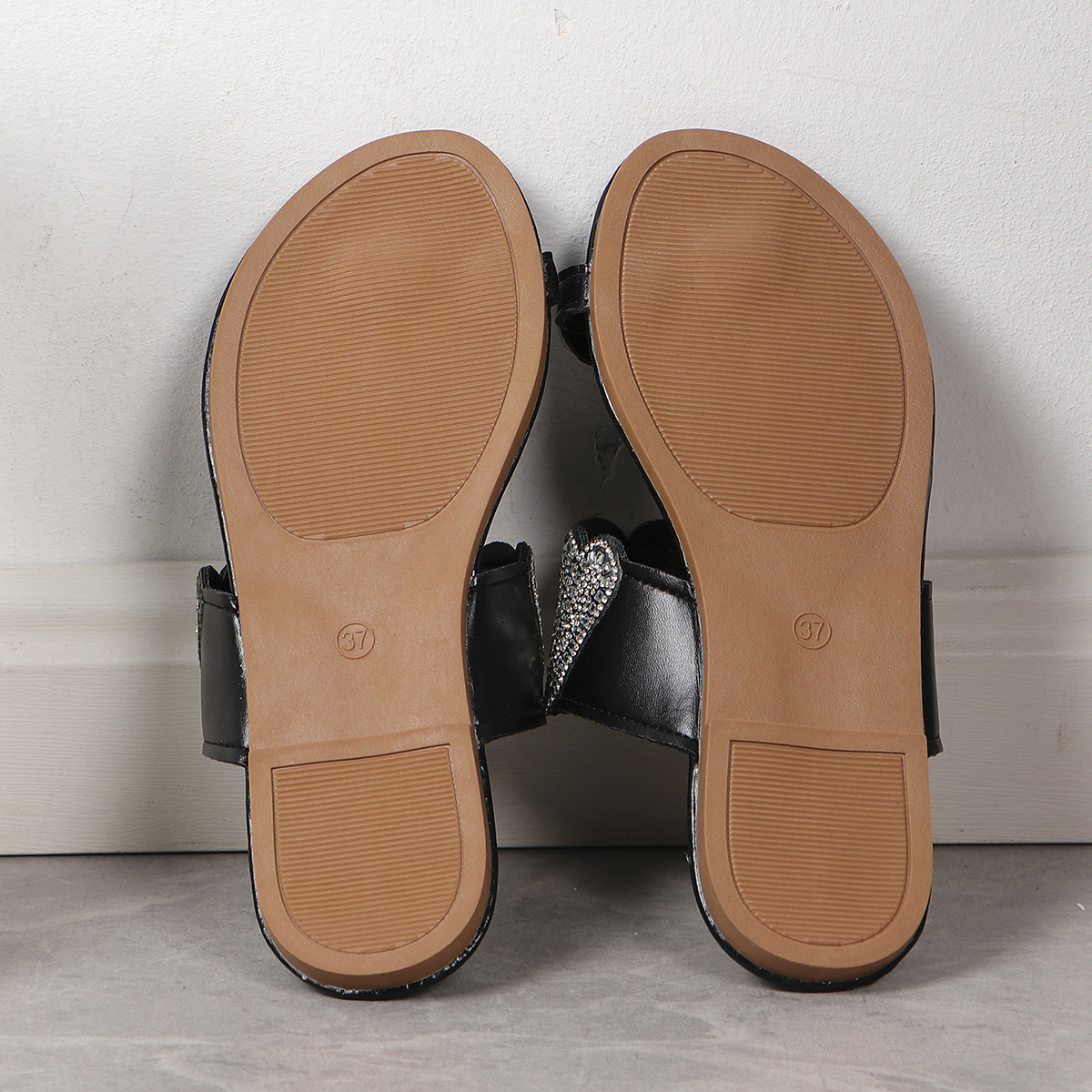 Produttore di origine sandali piatti infradito con strass di dimensioni europee e americane sandali e pantofole da spiaggia leggeri con tacco piatto transfrontaliero da donna_voghion.com