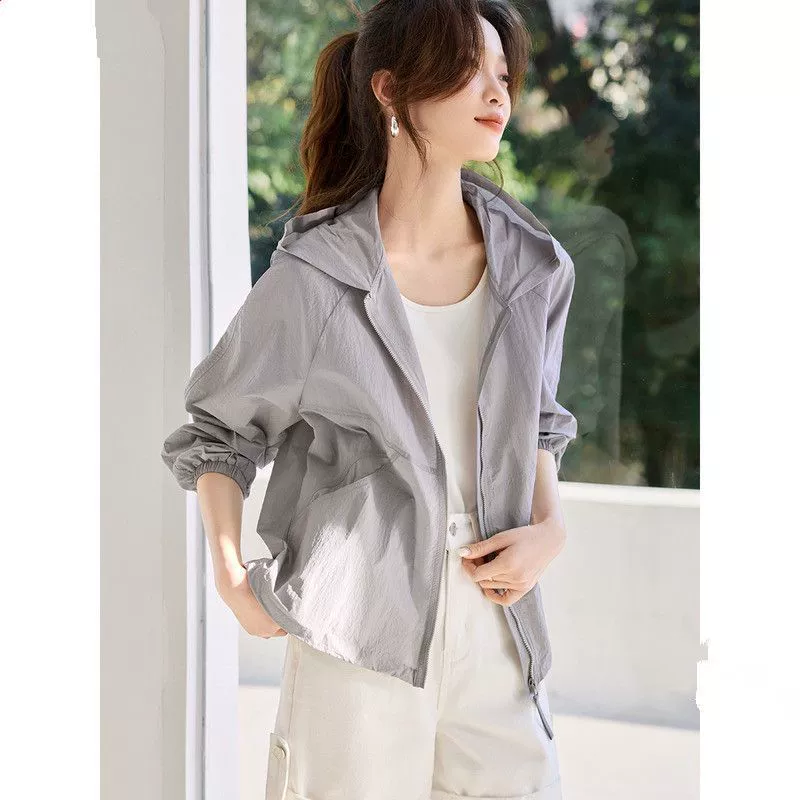 Тонкая солнцезащитная одежда с капюшоном для женщин, лето 2025, новая свободная повседневная спортивная модная солнцезащитная одежда, короткая куртка