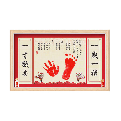 Baby's one-year-old hand and foot prints are painted as a ritual to commemorate one year old and one gift as a souvenir baby's full moon and 100 days photo frame
