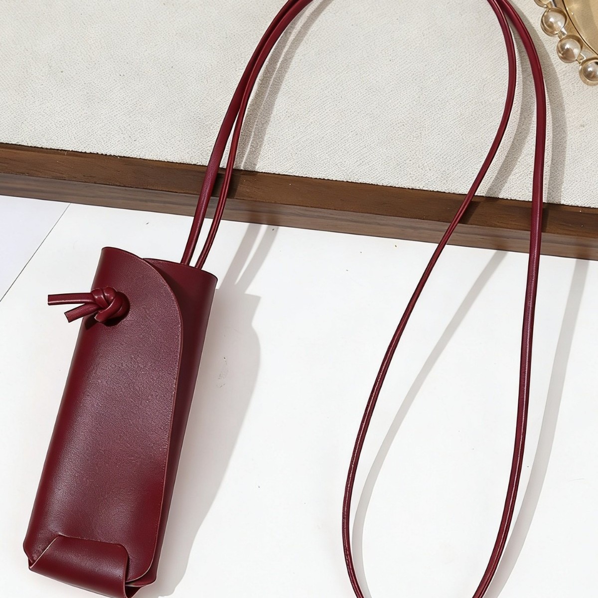 Korean-style trendy mini portable leather lipstick holder that can be hung around the neck; multifunctional small item for storing lipsticks.