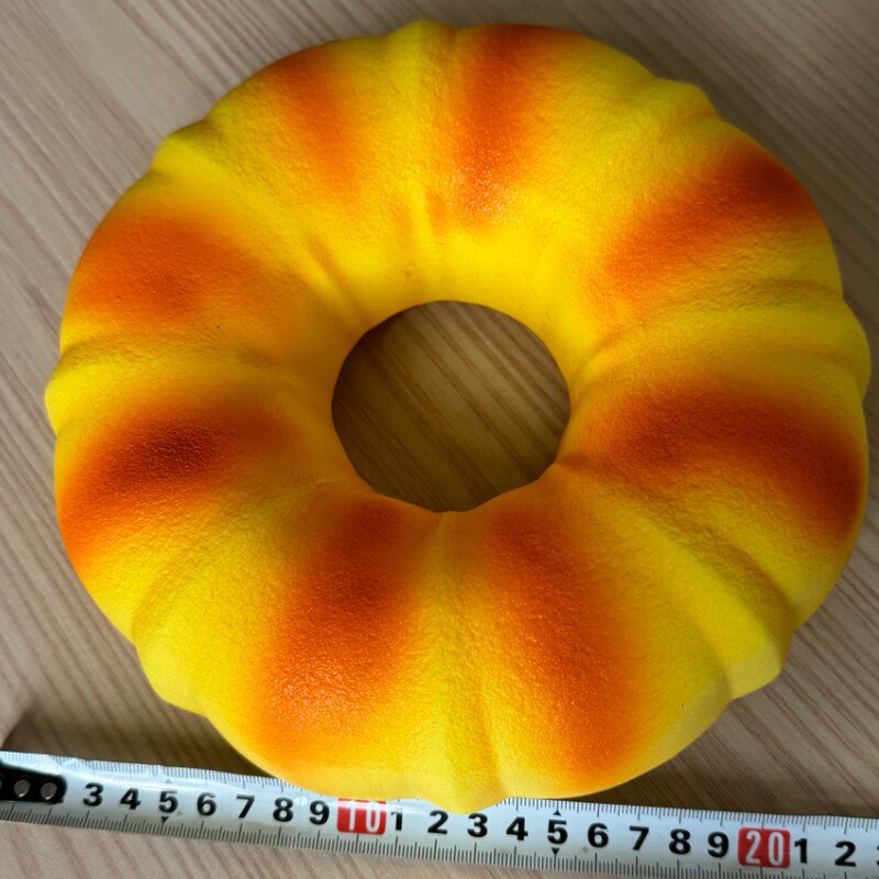 Simulated squishy bread slow-rebound toy, creative honey donut, cute stress-relief and venting squeeze toy Simulated squishy bread slow-rebound toy, creative honey donut, cute stress-relief and venting squeeze toy