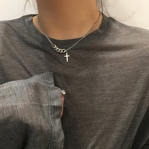Korean Instagram-style retro short cross sweater chain women's influencer minimalist niche luxury necklace temperament versatile