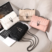 新品潮流女士斜挎纸皮包2024时尚甜美菱格绣花链条锁扣单肩小方包