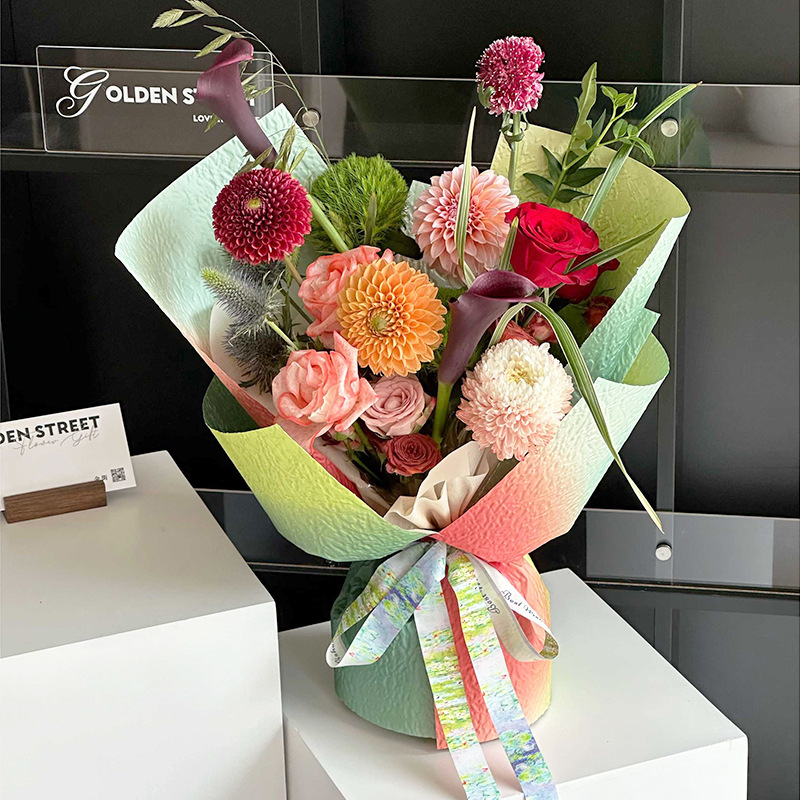 Huaxi Qixi Día de San Valentín Gradiente piedra papel de embalaje de flores arco iris azúcar de alto nivel sensación de ramo de flores papel de embalaje floral