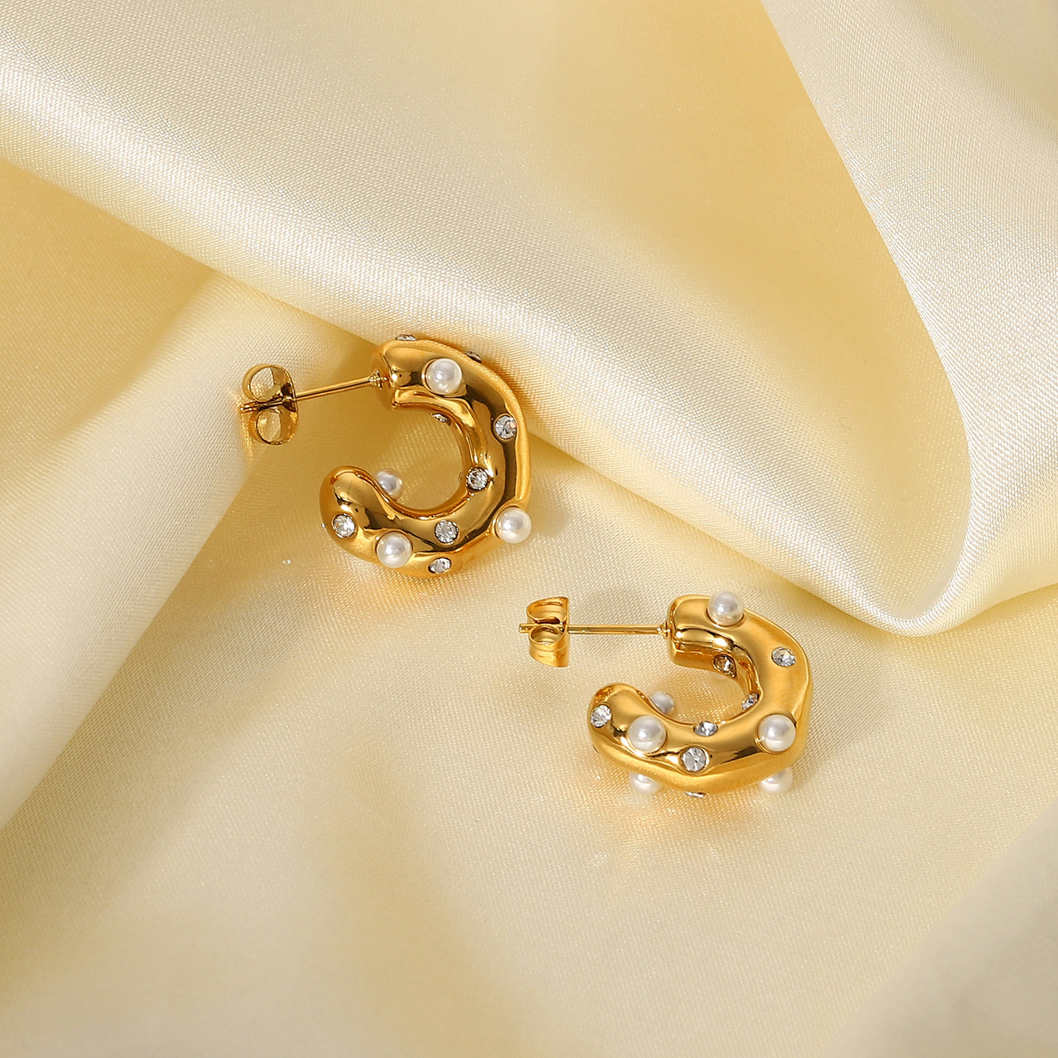 Fashion C-shaped 18k Gold Stainless Steel Hammer Pattern Pearl Inlaid Zircon Women's Earrings display picture 3