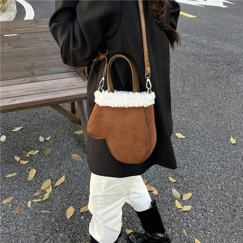 Guantes personales, bolsas de cubo de mano, mujeres, otoño y invierno 2025, nuevo esmaltado, bolsas de hombro retro, bolsas de moda de peluche, mochilas