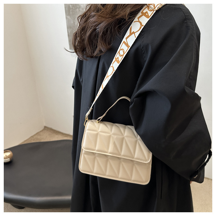 A stylish and simple diamond-shaped small square bag for the autumn and winter of 2024, featuring a solid color and a trendy single-shoulder bag for women undefined