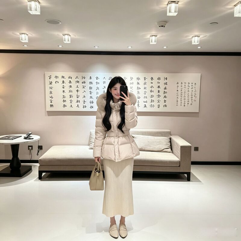 90% white duck down, 2026 winter collection, thickened down jacket, new winter style, fox fur hood, fitted waist, slimming effect, mid-length, women's 90% white duck down, 2026 winter collection, thickened down jacket, new winter style, fox fur hood, fitted waist, slimming effect, mid-length, women's