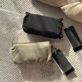 水瓶斜挎包包女单肩水壶包小众户外通勤百搭轻便运动简约防水