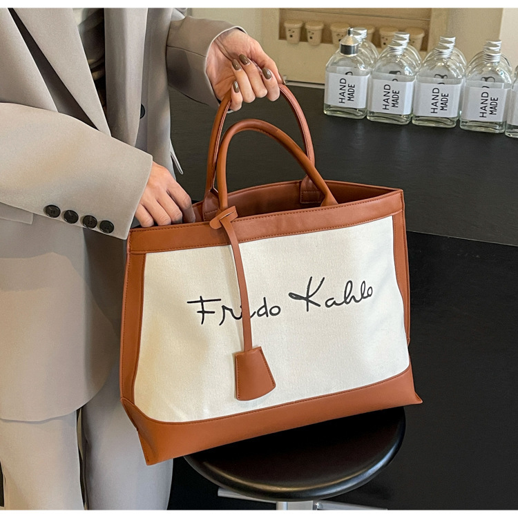 Bolso portátil retro de alta gama de gran capacidad para mujer 2024 nuevo estilo de moda lona contraste color viajero bolso de un solo hombro