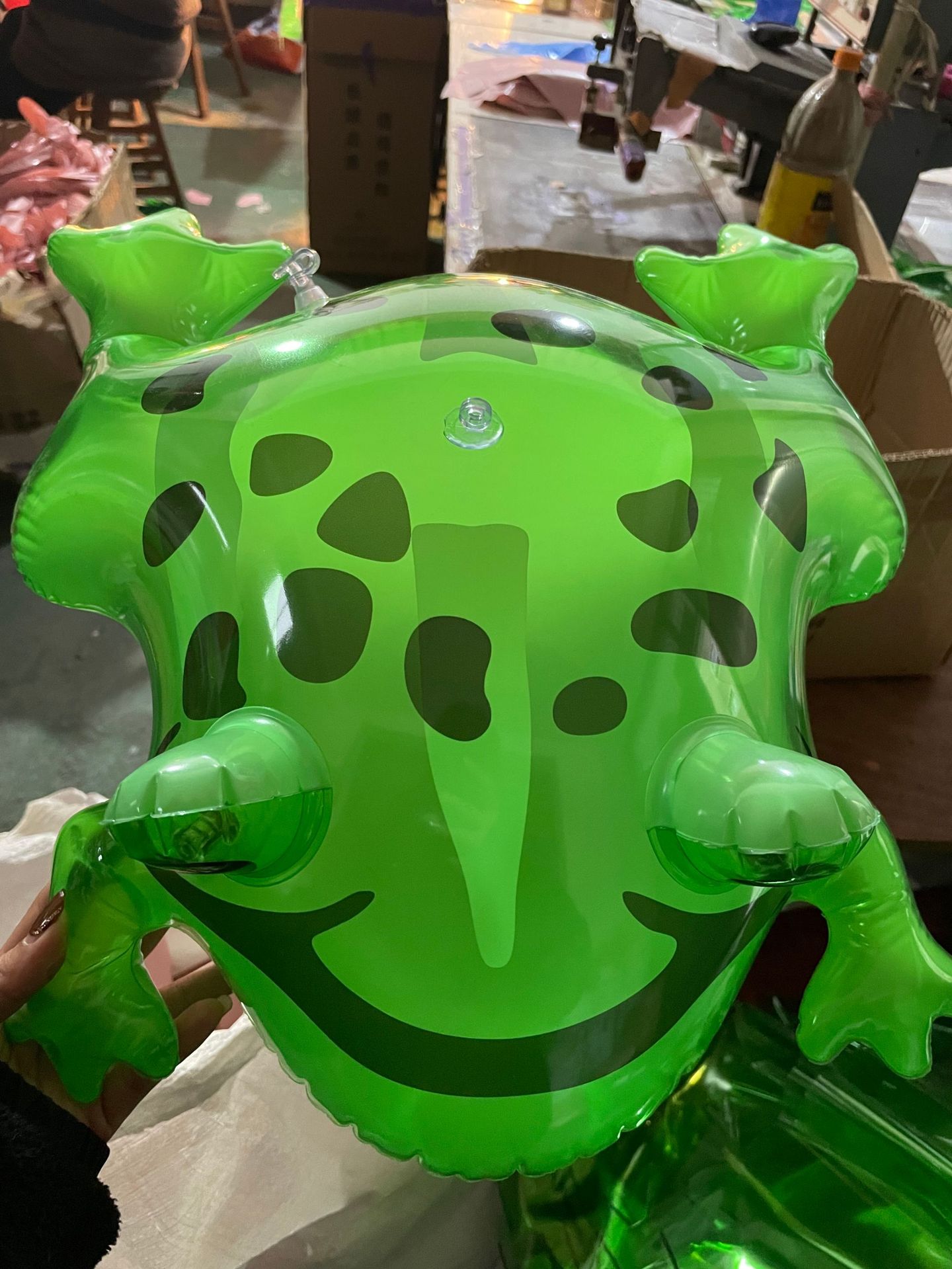 Globo inflable de rana de moda, cuerda de saltar elástica de PVC, rana cuba verde, rana pequeña con luces, liquidación en existencia