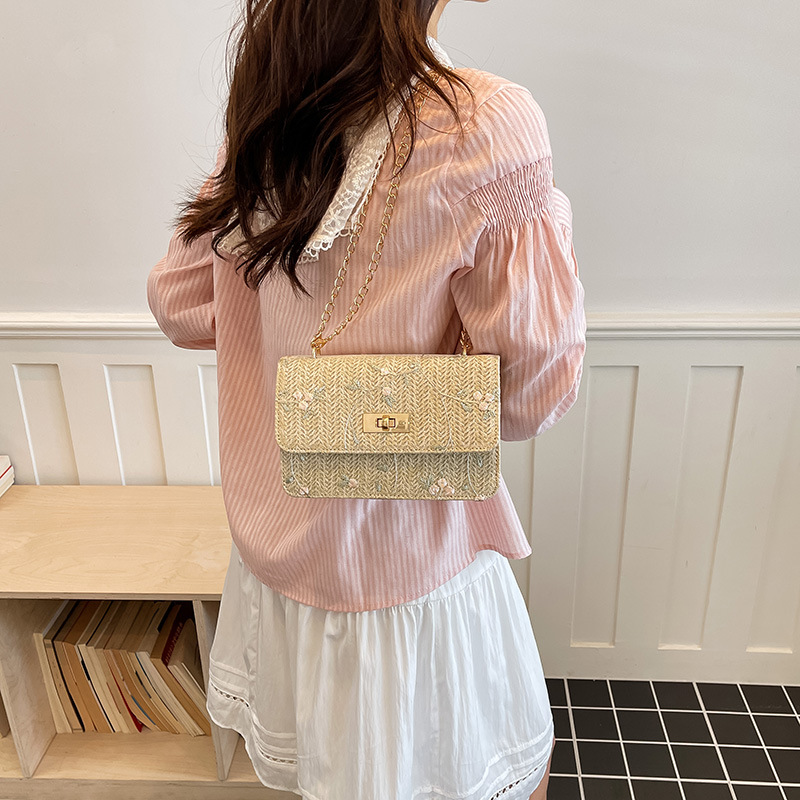 Bolsa de paja de primavera para mujeres 2026 nueva pequeña flor de encaje fresco tejido bolsa de silla de nicho mochila de hombro