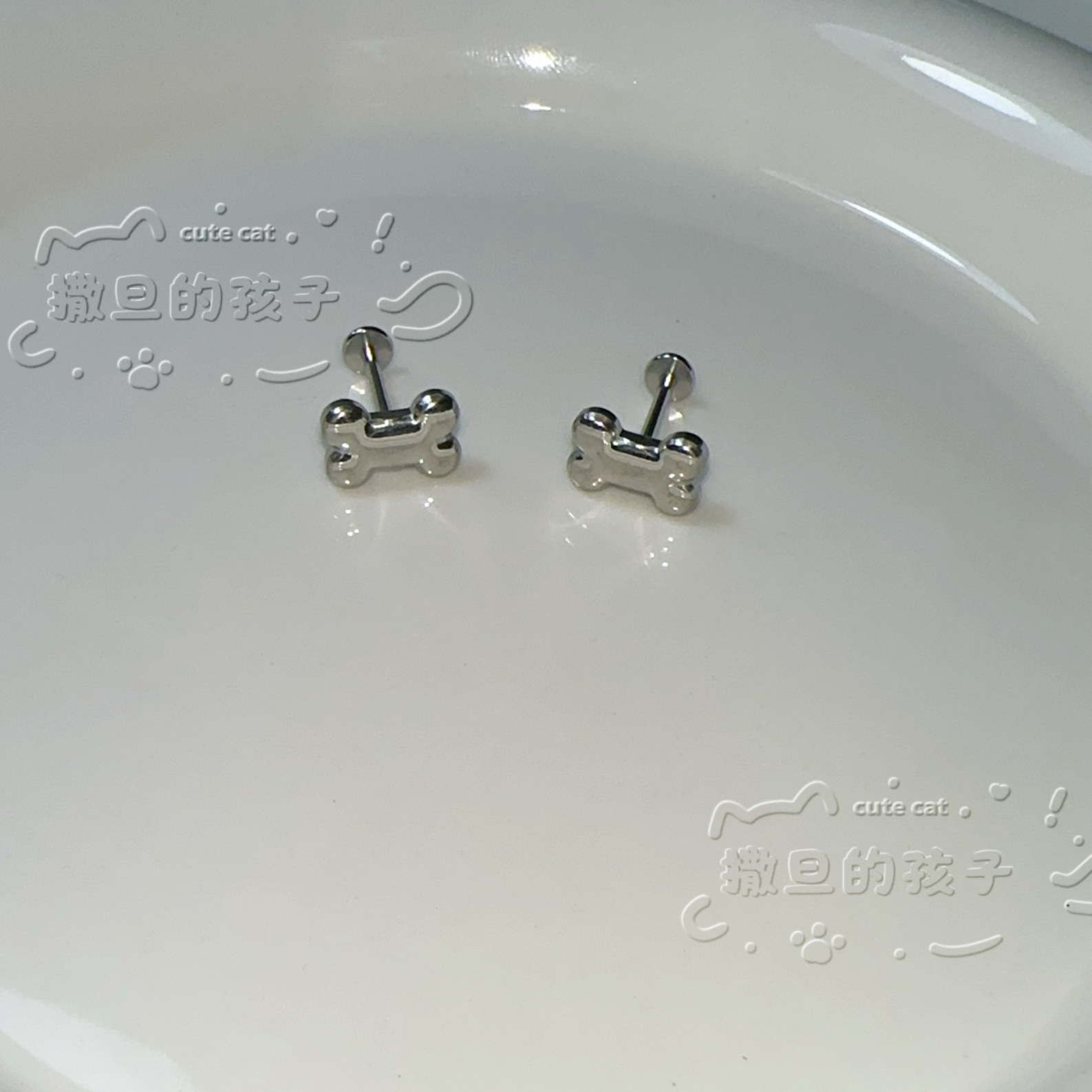 Silver pointed spike labret stud material detail