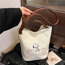 爆款日系印花包水桶包斜挎2023新款上课通勤包妈咪包女单肩帆布包