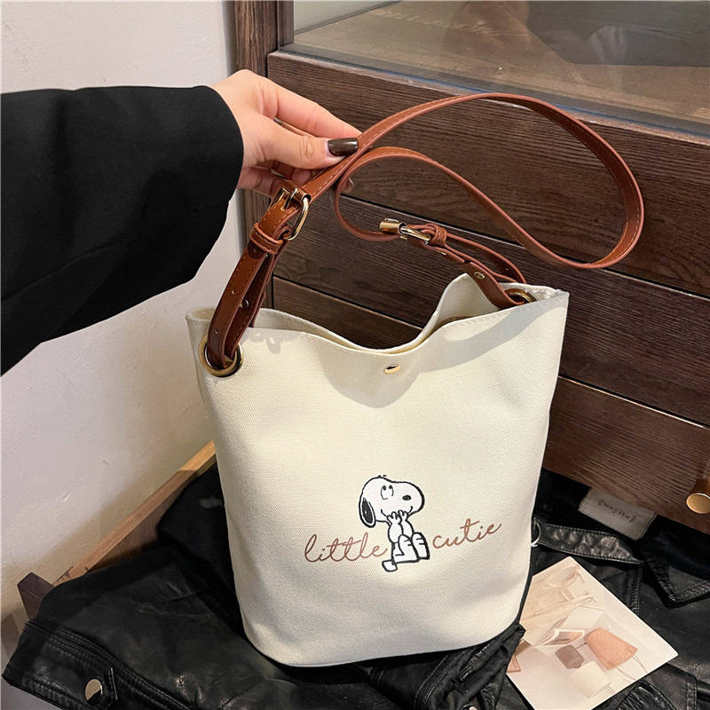 爆款日系印花包水桶包斜挎2023新款上课通勤包妈咪包女单肩帆布包