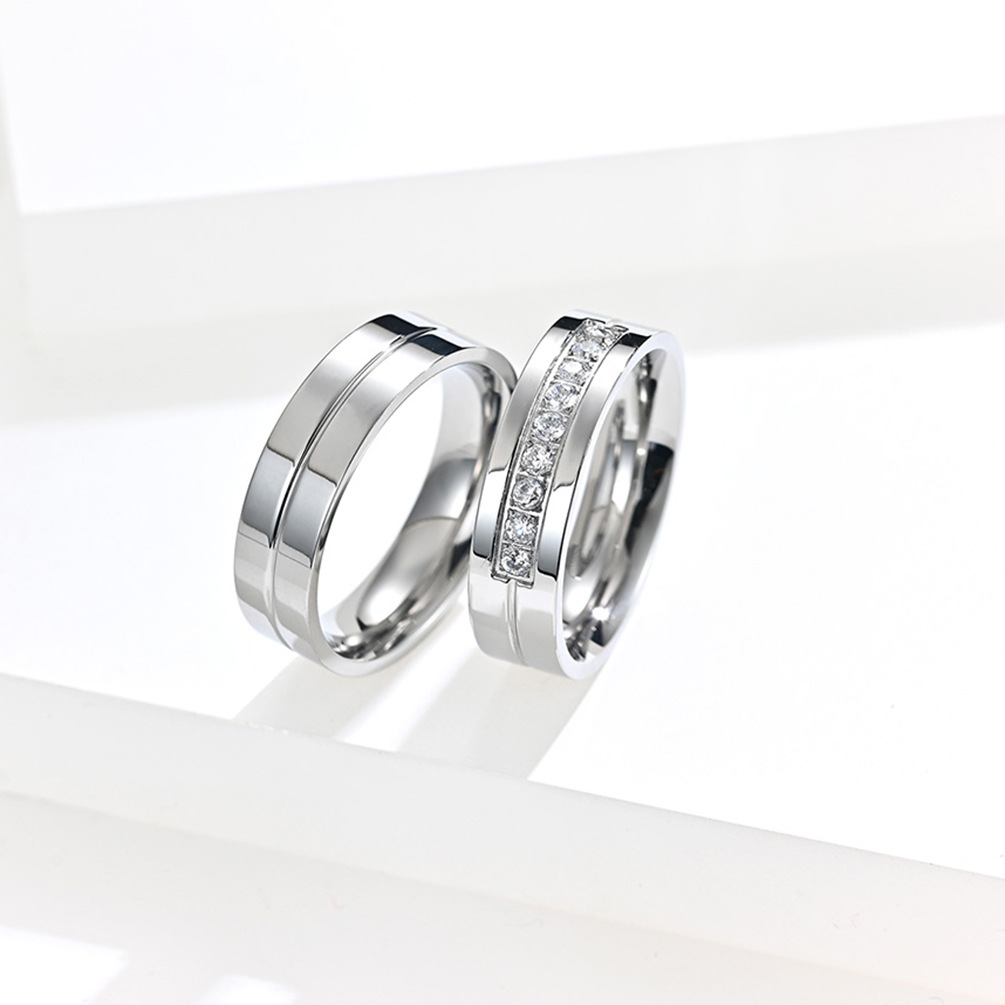 Anillos de pareja con incrustaciones de diamantes de acero de titanio, los más vendidos en Europa y América, anillos de compromiso y propuesta sencillos y lisos chapados en oro, joyería de mano que no se desvanece.