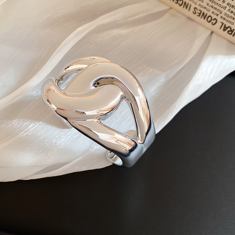 新商品の重工欧米の金属風のブレスレットは精巧で豪華な気質の手環の広い辺の個性の高級感の手飾りの卸売りです。|undefined