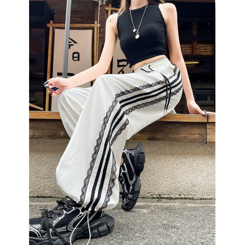 Женские летние тонкие спортивные брюки в полоску с кружевной отделкой, новинка 2025 года, белые быстросохнущие крутые широкие брюки из ледяного шелка