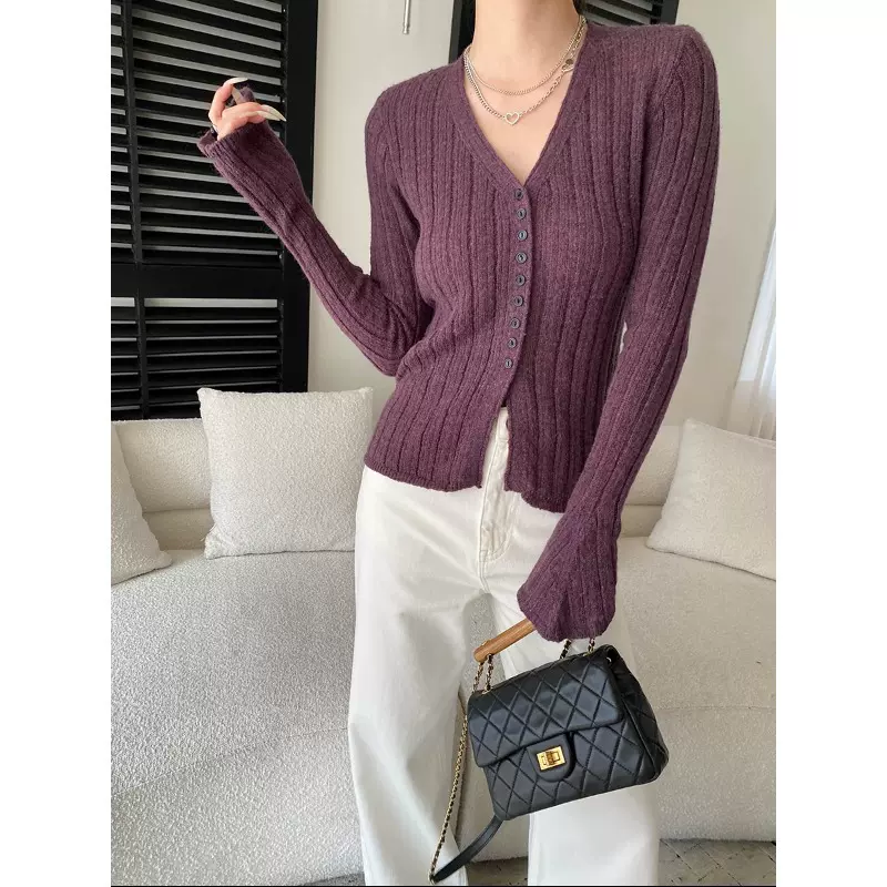 司南 早春新款 零压感亲肤显瘦V领坑条肌理喇叭袖针织衫 SN8546