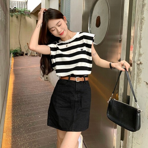 Black and white striped vest knitted T-shirt for women in summer new design scheming niche loose hot girl top