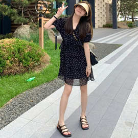 赫本风小黑裙法式感小众设计绝美遮肉显瘦碎花连衣裙女夏
