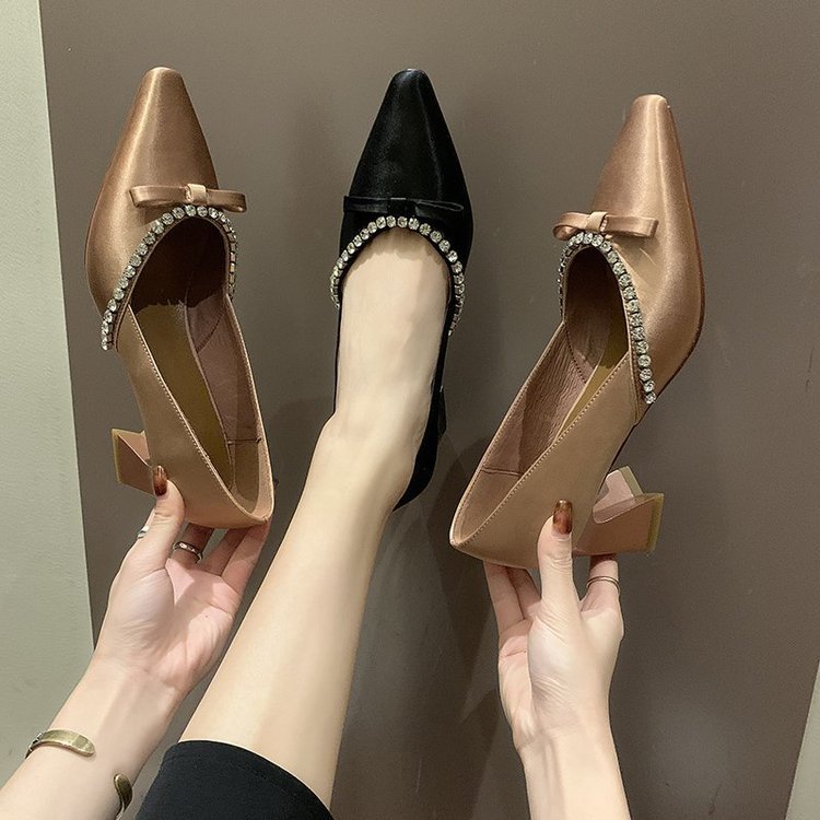 高跟鞋女2021年新款春季时尚水钻设计感小众女士职业尖头粗跟单鞋